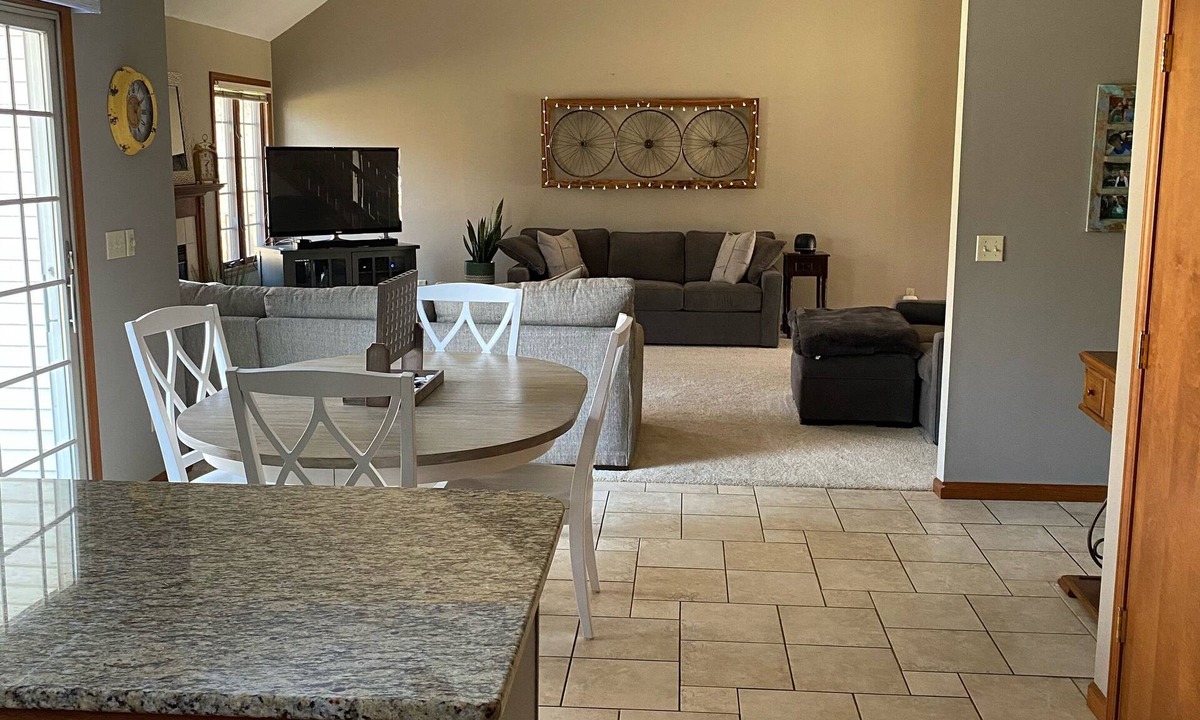 South Bend House | Tranquil Sanctuary Overlooking Wooded Lot 4br 2fb 2hb 4000 Sq Ft