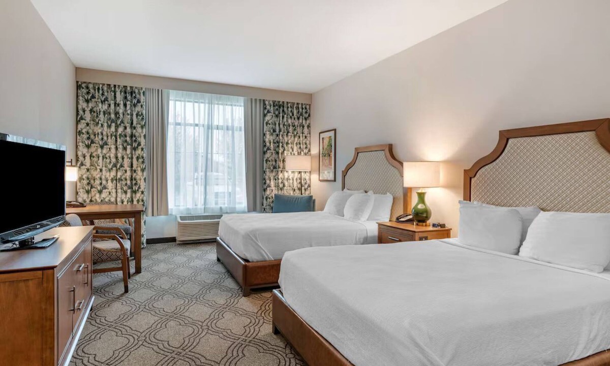 Pasco Hotel | Tri‑Cities 2 Queen Room w/Breakfast, Gym & Pool