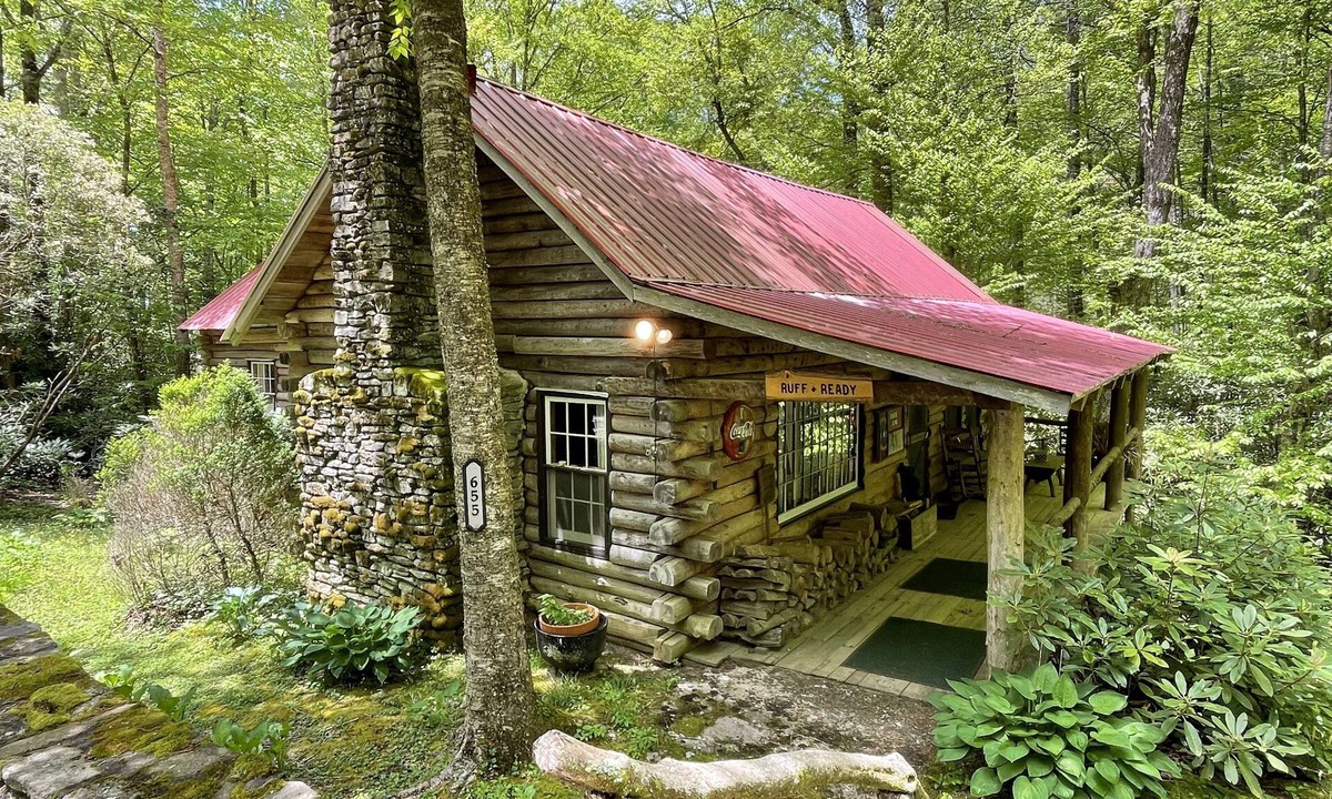 Highlands Cabin | Tripps Cabin- Quaint cabin a mile from downtown Highlands!