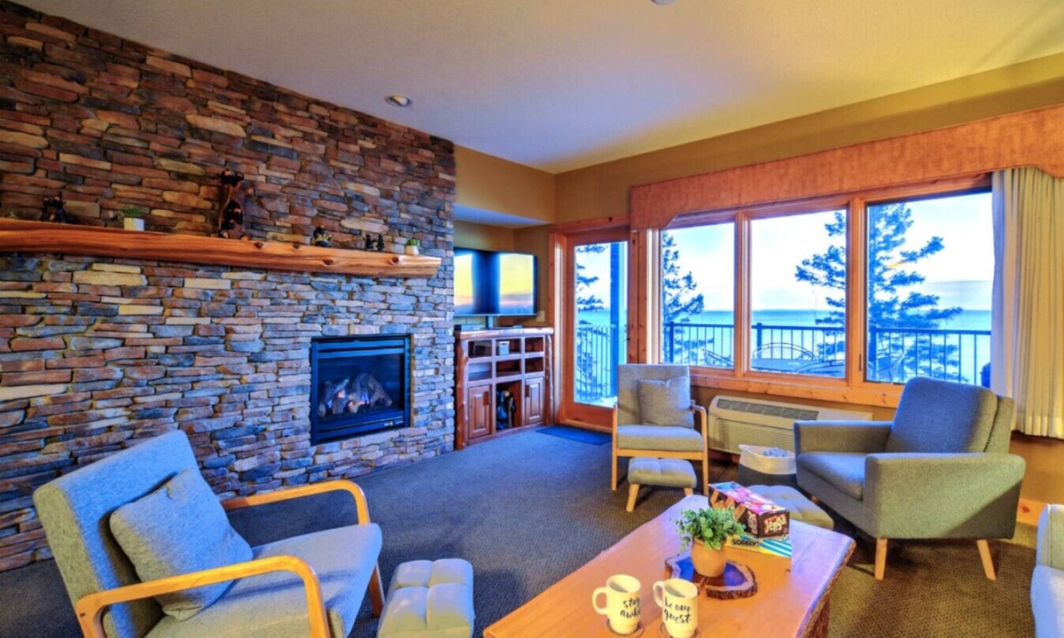 Two Harbors Condo | Two Harbors Superior Lakefront 2BR | Pool | Hot Tub & Sauna | EV Charger