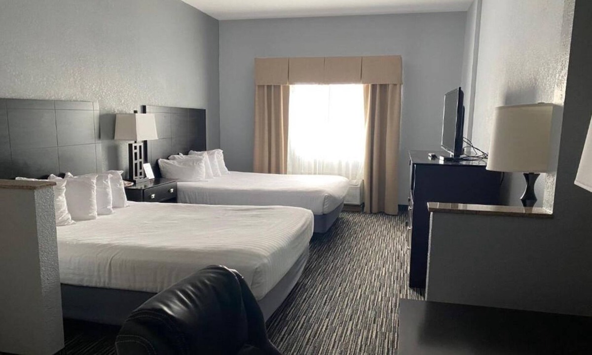 Houghton Lake Hotel | Two Queen w/Bunk Beds | Free Breakfast | Direct Pool w/Slide & Jacuzzi Access