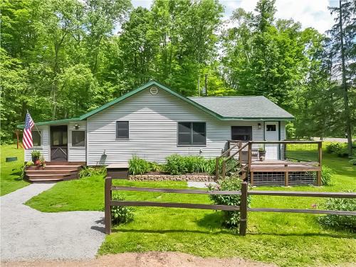 Hayward House | Ultimate Hayward Trailhead Cabin - Base Camp 77