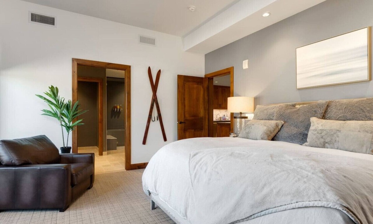 Lakeside Park Condo | Ultimate Luxury -Perfect Location -Extras Galore!