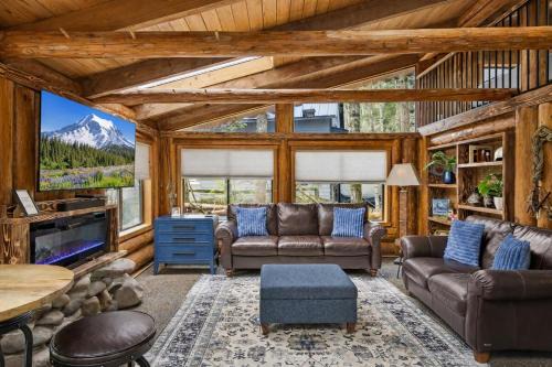 Paradise Estates House | Unique Log cabin at Rainier with Hot Tub-Fast WiFi