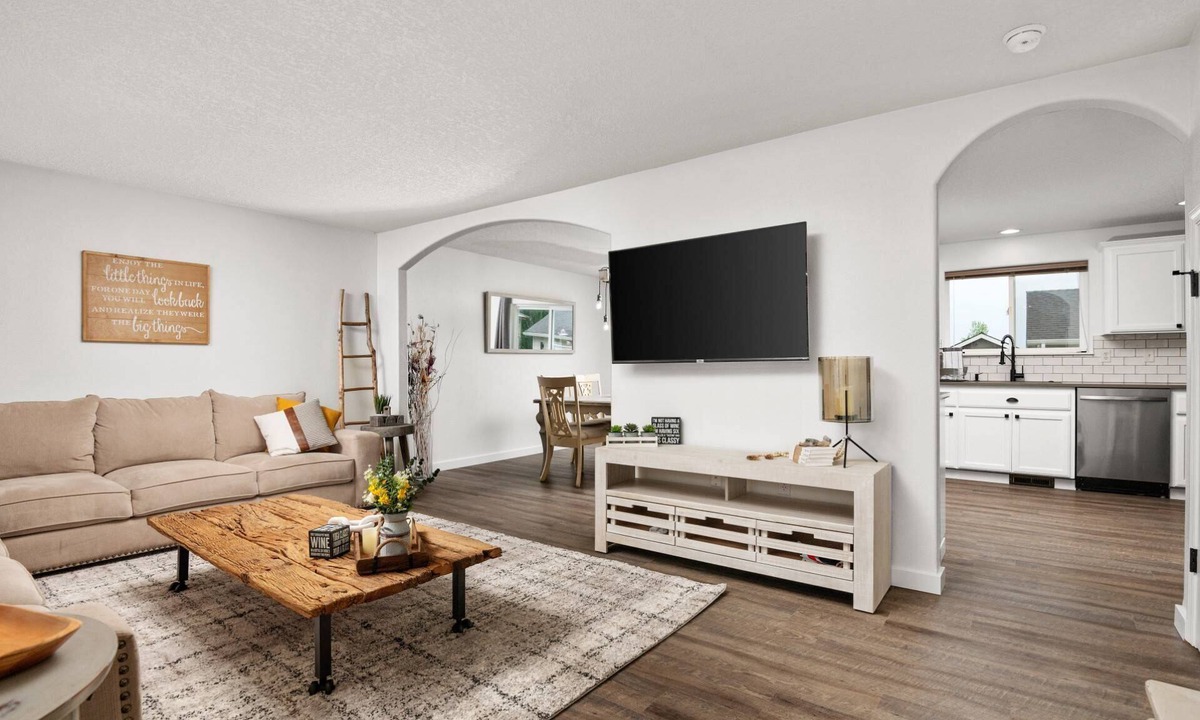 Dundee House | Unrivaled Location, Hot Tub, Huge Patio w/Gazebo and Couches, Pool Table, Ping Pong, Walk to Dundee
