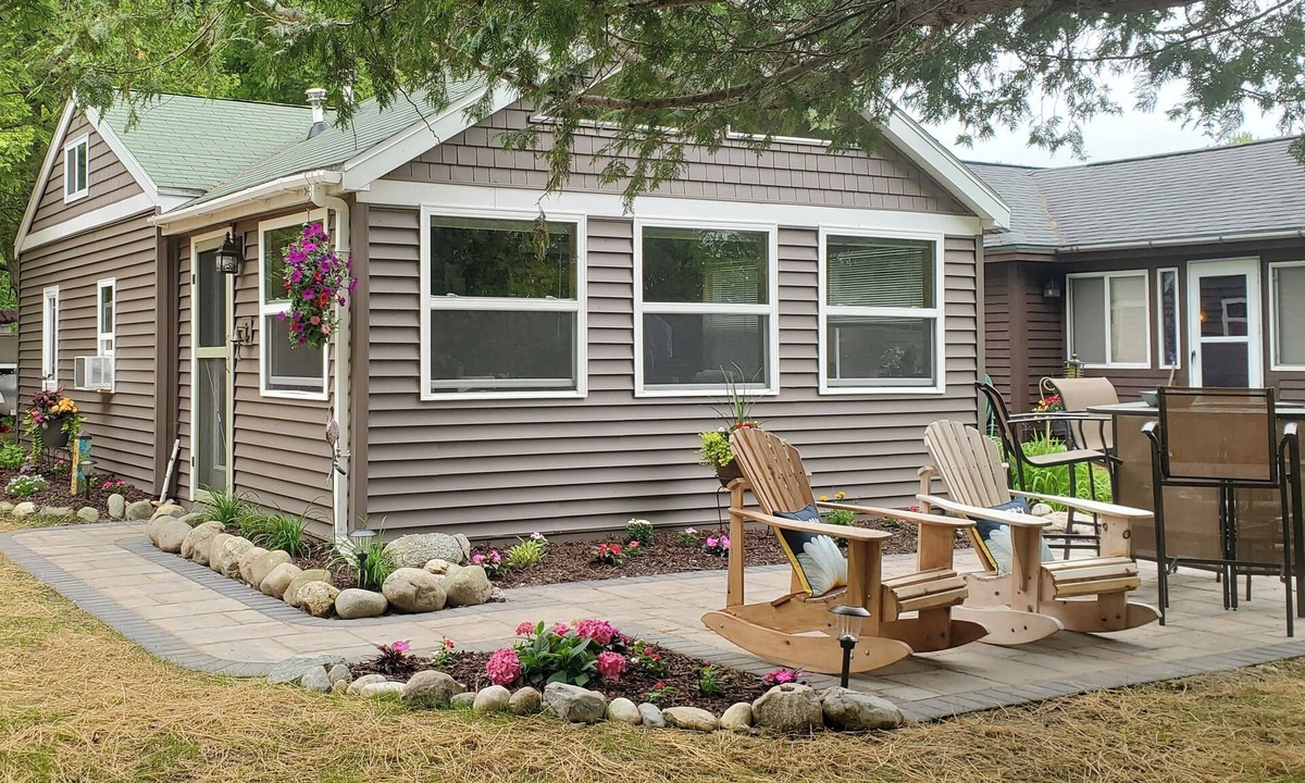 Charlevoix Cabin | Unwind by the Water where modern comforts meet Lakeside charm- AC and Internet