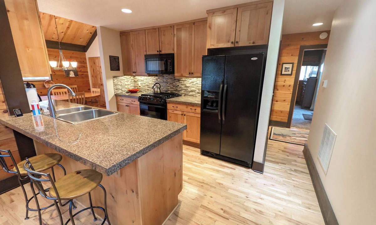 Overlook Park Cabin | Updated 2/2 + loft Cabin with Rec Passes, Hot Tub - POL10