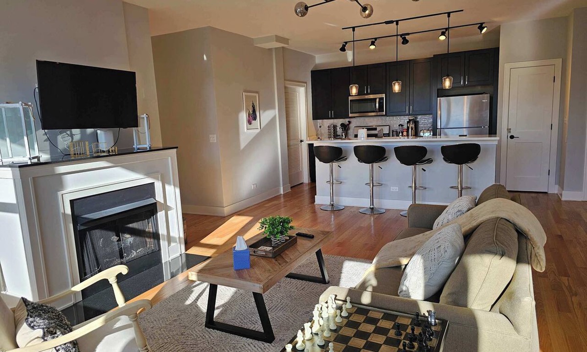 Lower West Side Apartment | Updated 3 Bedroom Chicago Downtown Pilsen