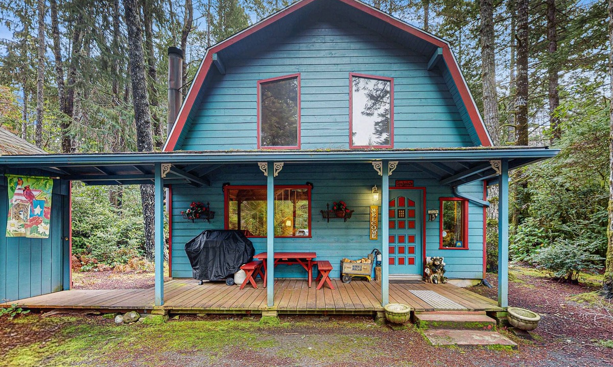 Bandon Cabin | Updated Cabin in a Secluded Area - Minutes from Beach & Town