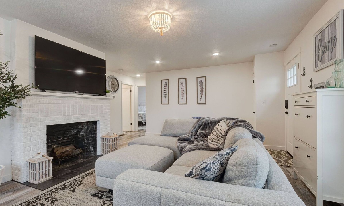 Starcrest House | Updated home in Vancouver. King bed.