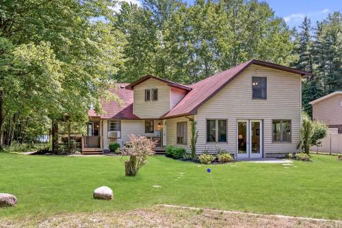 Kendall House | Upper Scott Lake Retreat - Scenic and Stunning Lakefront Home with Large Yard