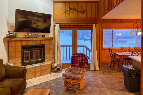 Upson House | Upson Ski-In/Ski-Out, End-Unit Cabin w/Fireplace!