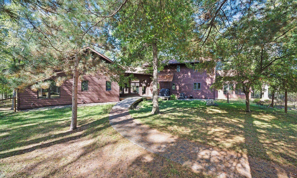 Spooner Cabin | Very spacious lakefront 4-bedroom cabin with AC and WiFi in charming Spooner