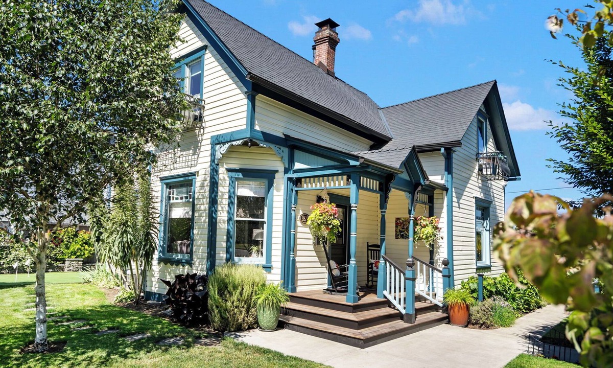 Newberg House | Victorian Secrets 1897 Home - Curious? Eclectic, convenient & ❤️ of wine country