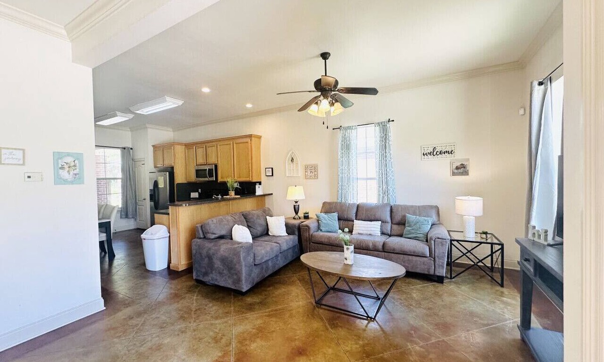 Pine Grove Apartment | Villa 6, spacious townhouse in Tickfaw, LA