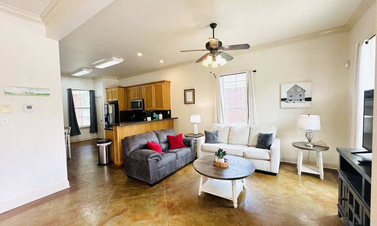 Pine Grove Apartment | Villa 7, spacious townhouse in Tickfaw, LA
