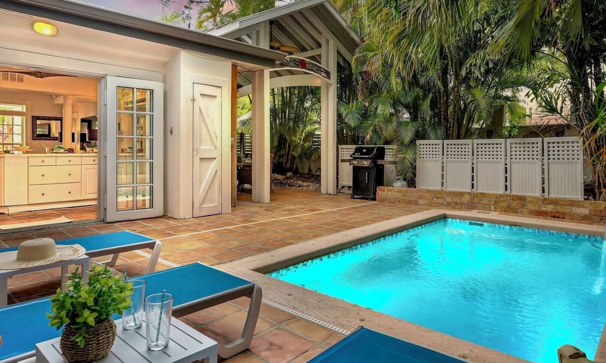 Midtown House | *VILLA PARADISO @ CASA EAST* Private Home & Pool + LAST KEY SERVICES…