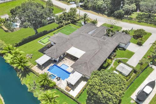 Davie House | Villa wpool mini-golf firepits