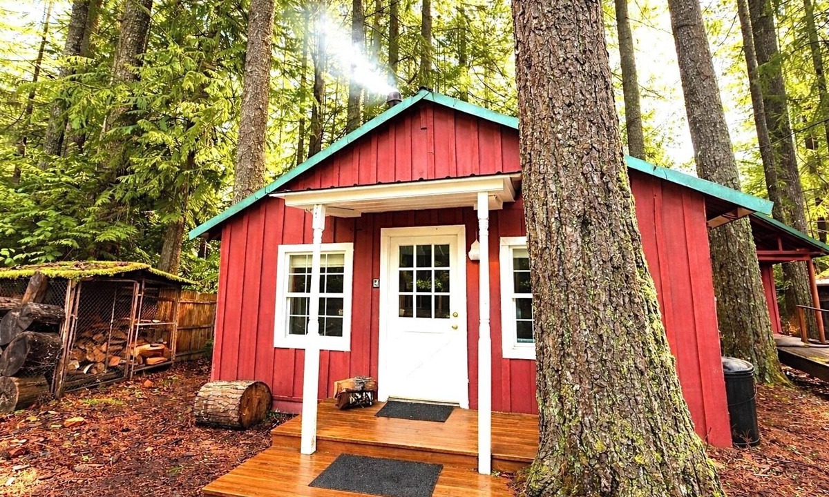 Rhododendron Cabin | Vintage Mt. Hood Cabin! Hot Tub, Fire Pit & Pet Friendly