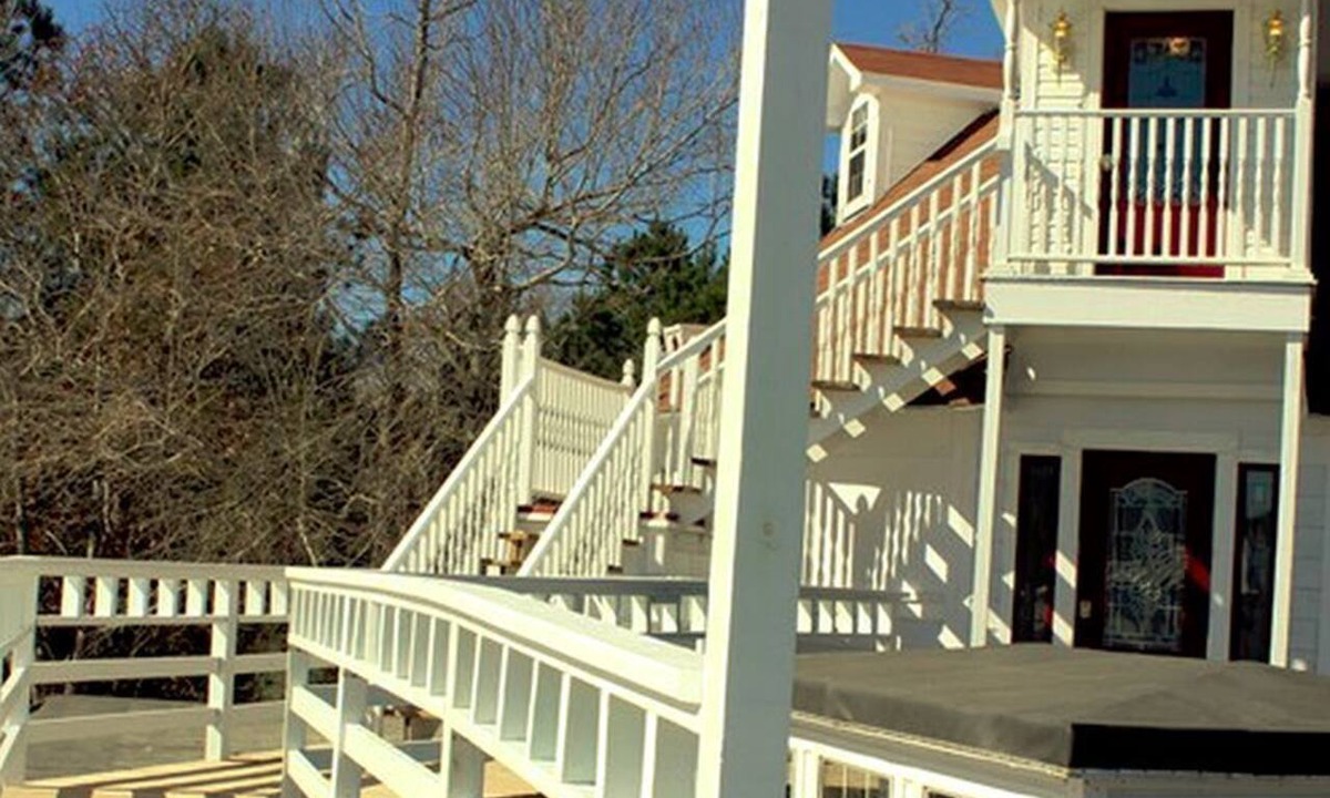 Voth Cabin | Vintage Victorian Era Suite Rental Amid Forest Trees in Lumberton, Texas