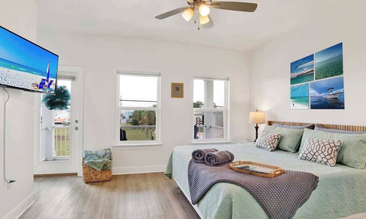 Sanders Beach House | Walk Downtown|Lux design |BBQ| King| Balcony|Views