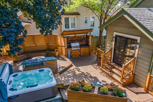 Fox River Grove House | Walk to Fox River Grove Train Station + Hot Tub!