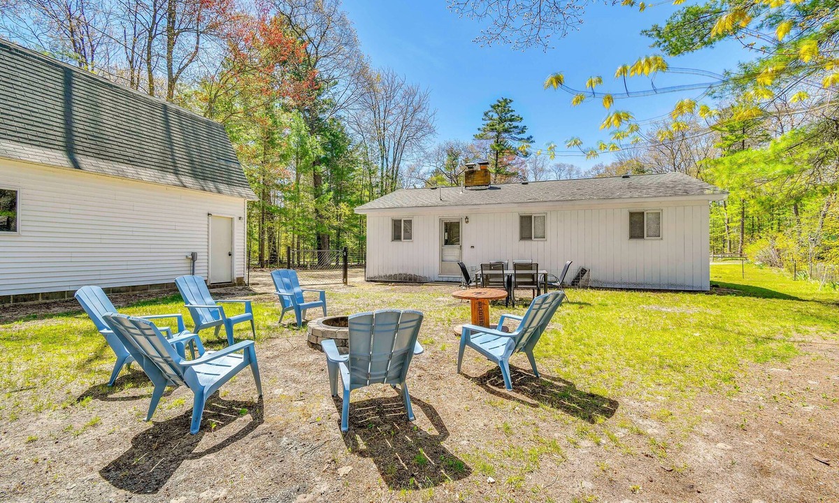 East Tawas House | Walk to Lake Huron Beach Access! Family Getaway