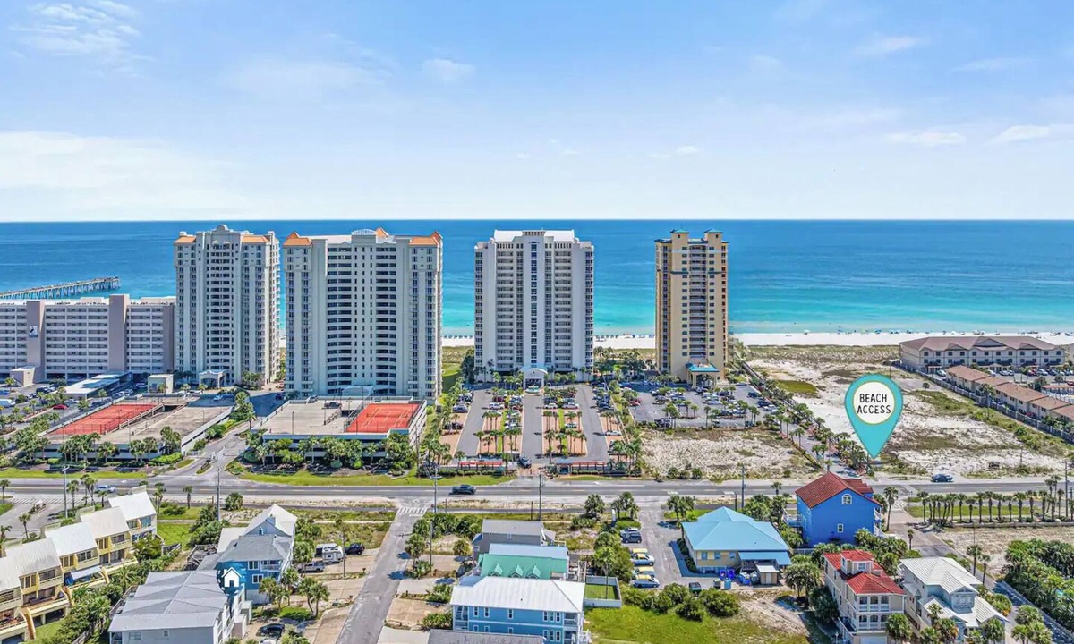 Navarre Beach Apartment | Walk to Navarre Beach Fun 1BR Pirate Themed Apartment Backyard
