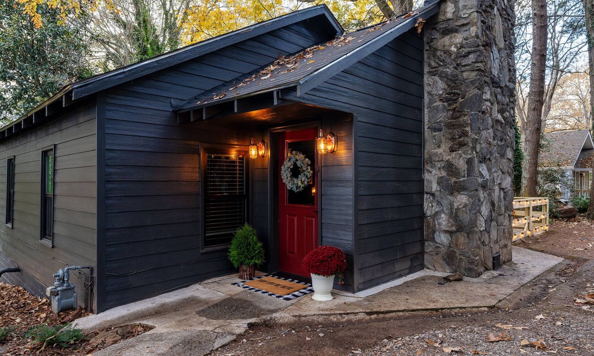 Dahlonega House | walk to square! Cozy 2 BR bungalow, moody design