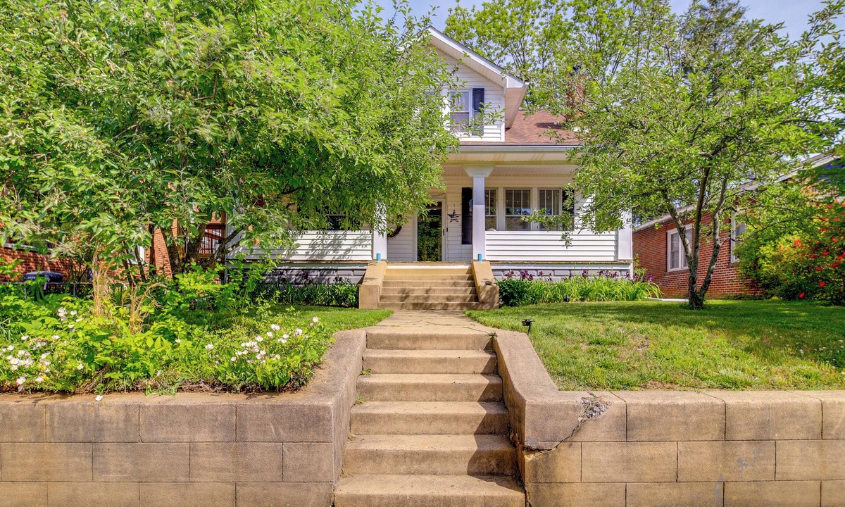 Bristol Cottage | Walk to State St! Bristol Craftsman w/Backyard