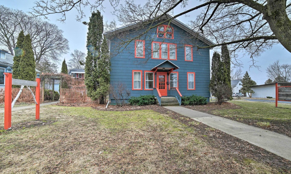 Sturgeon Bay Apartment | Walk to Waterfront: Dtwn Sturgeon Bay Retreat!