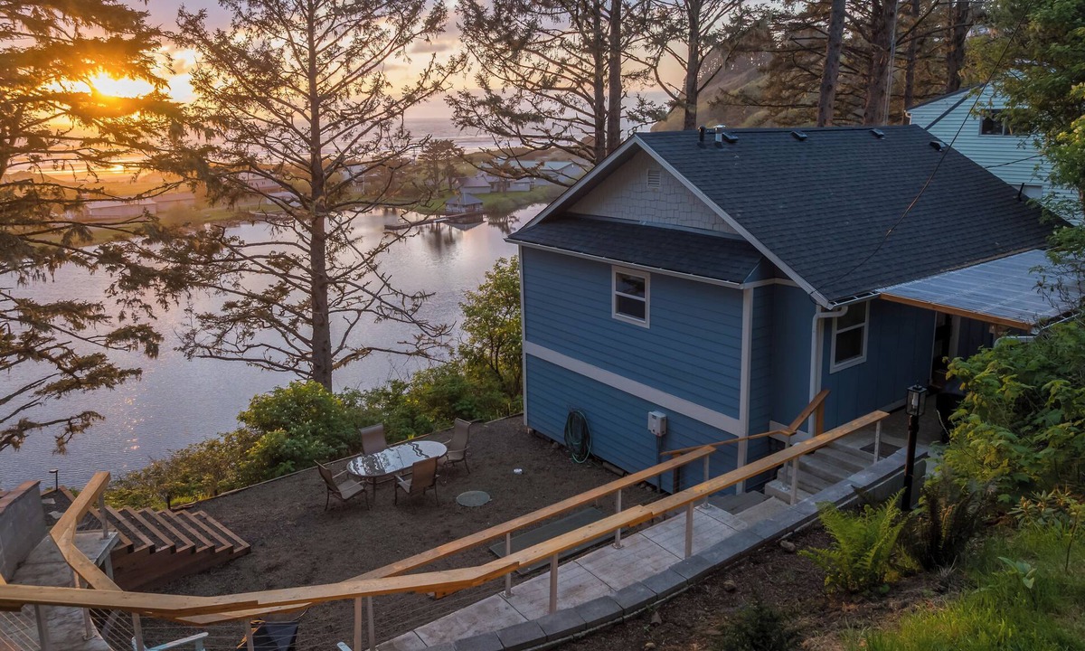 Cloverdale Cottage | Walk to Winema Road Beach: Home w/Hot Tub!