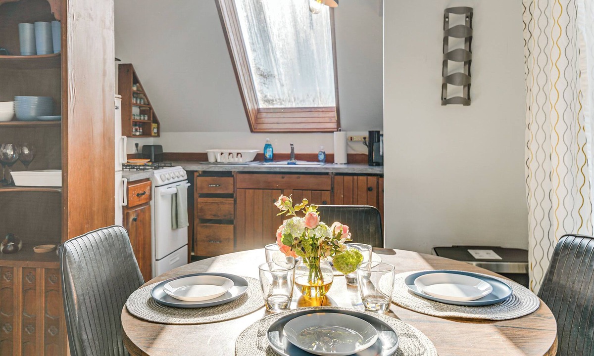 Warrenton Apartment | Walkable Location, Historic Setting: Warrenton Apt