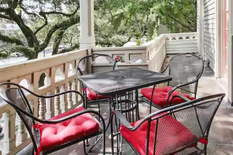 Faubourg Livaudais Apartment | Walker Mansion on St Charles Ave - Unit 4