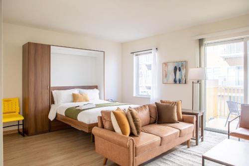 Fifth Ward Apartment | Walker's Point Studio with Gym and Balcony