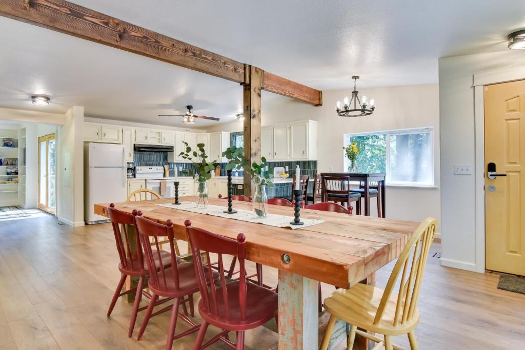 Washougal House | Washington Retreat: Fire Pit, Hot Tub & Ping Pong!