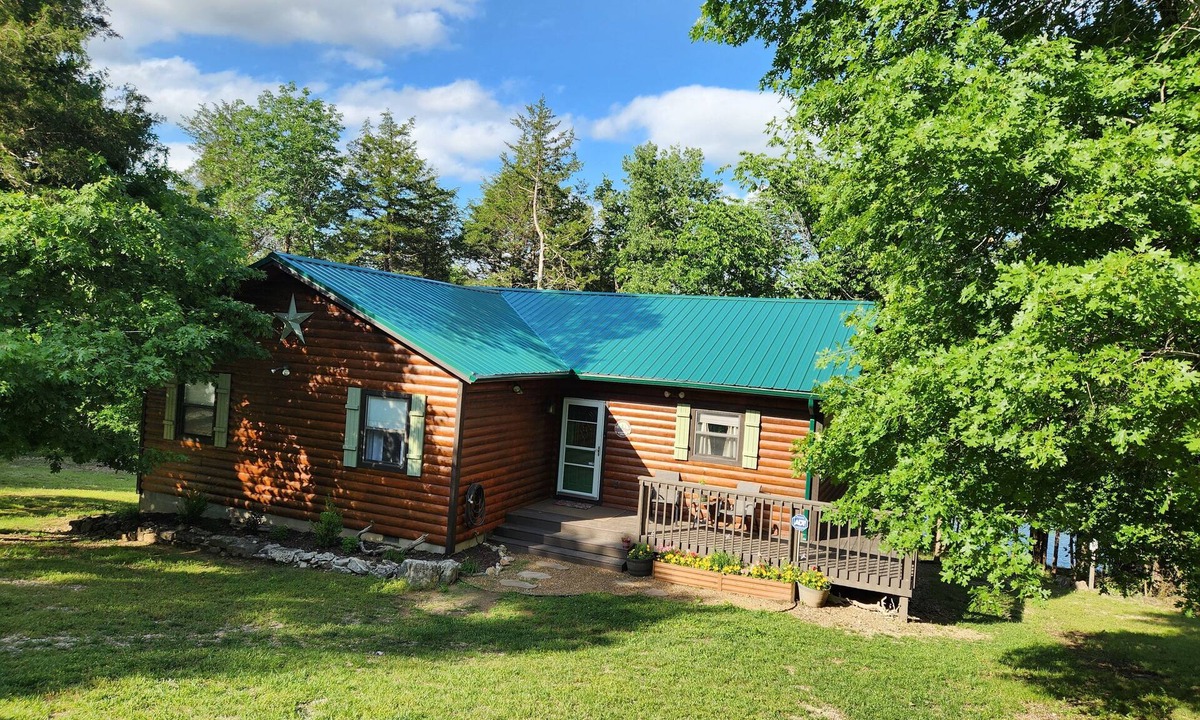Eagle Rock Cabin | Waterfront Cabin on Table Rock w/Direct Lake Access, Hot Tub and Wi-Fi