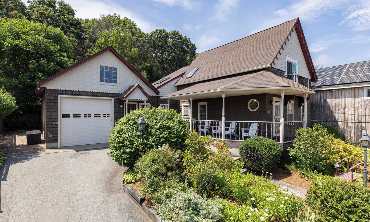 Pawcatuck House | Waterfront Cottage - Mystic, Westerly, Stonington Beaches and Casinos Nearby