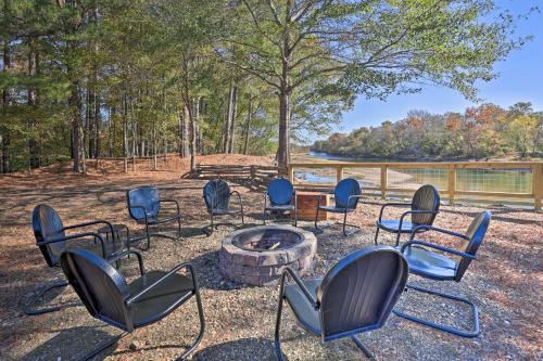 Arkadelphia House | Waterfront Deck: Home on Ouachita River!