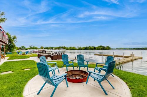 Channel Lake House | Waterfront Fun! Group Getaway on Lake Marie