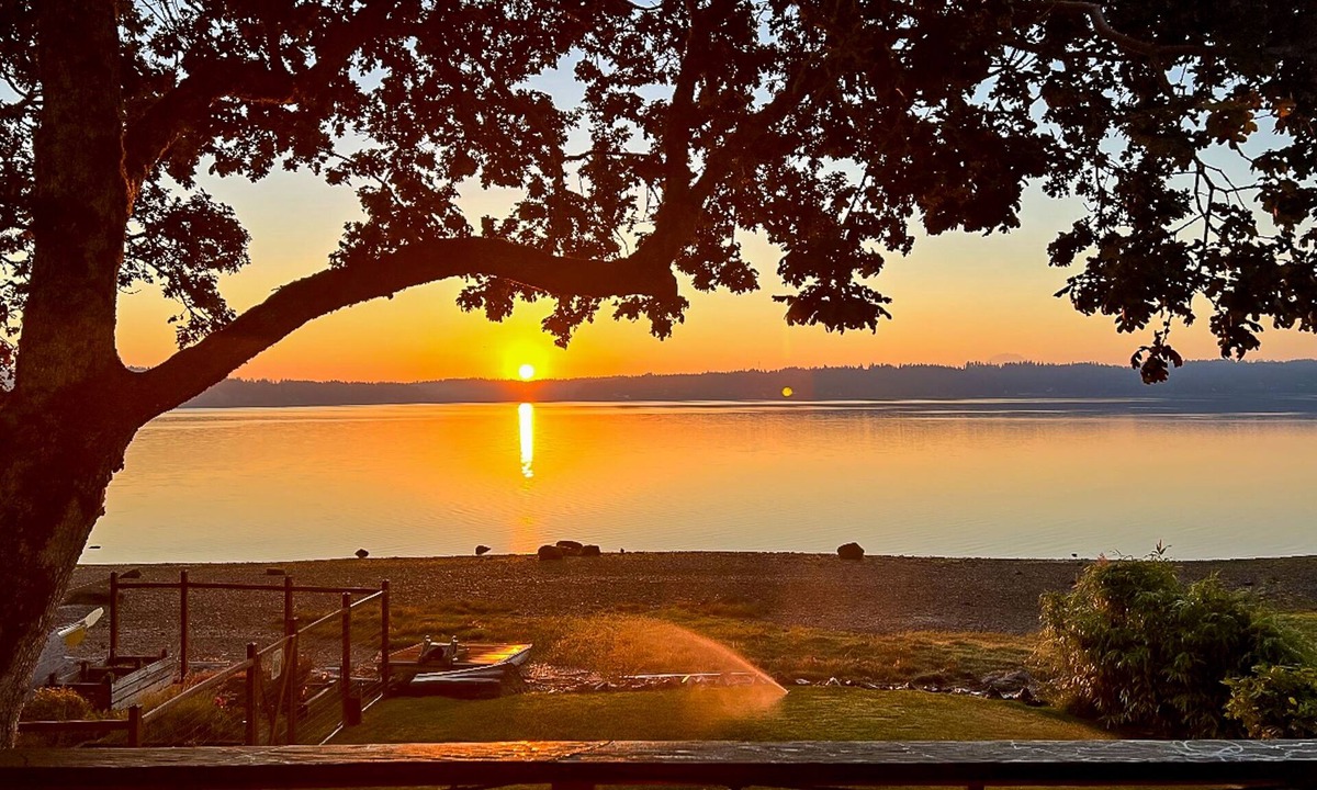 Allyn-Grapeview House | Waterfront home on Case Inlet with private beach, Mt. Rainier view & 2 decks