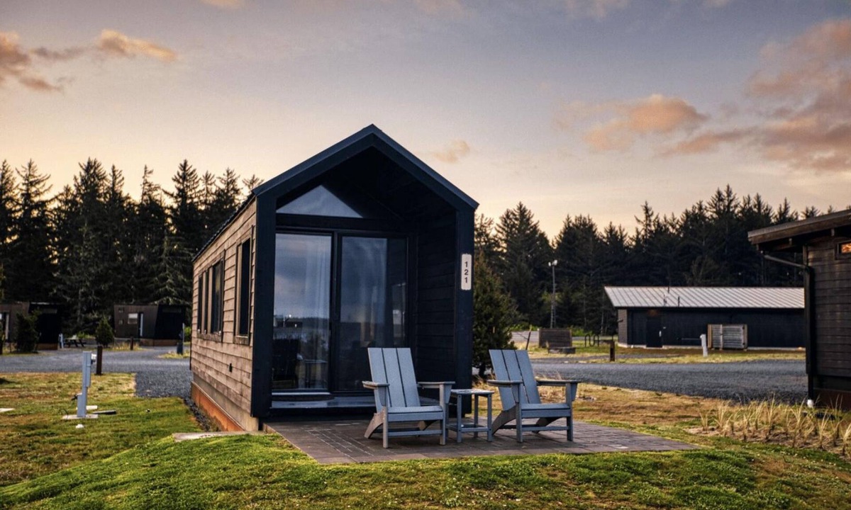 Coos Bay Cabin | Waterfront Kamp Haus - Our Kamp Haus cabins are well appointed and cozy within an efficient layout designed for up to 2 guests to stay in comfort.