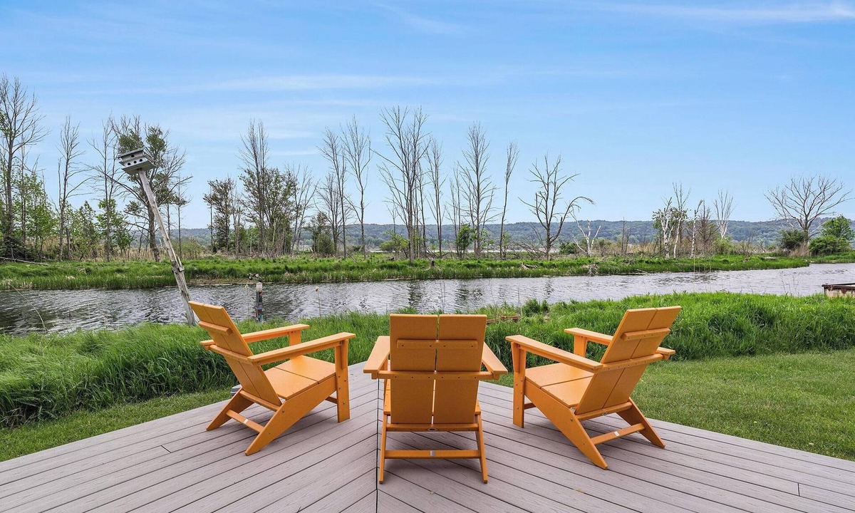 Arcadia House | Waterfront Paradise at Arcadia Lake
