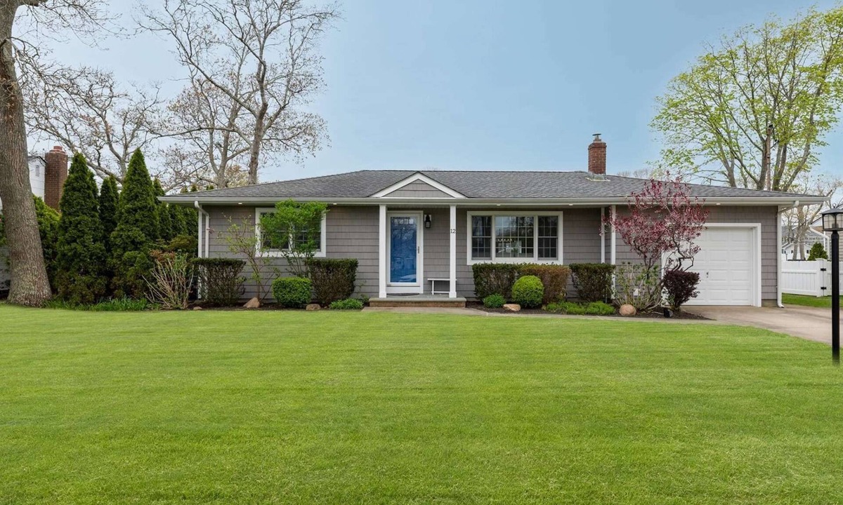 East Quogue House | Waterfront Property E. Quogue Minutes From The Hamptons