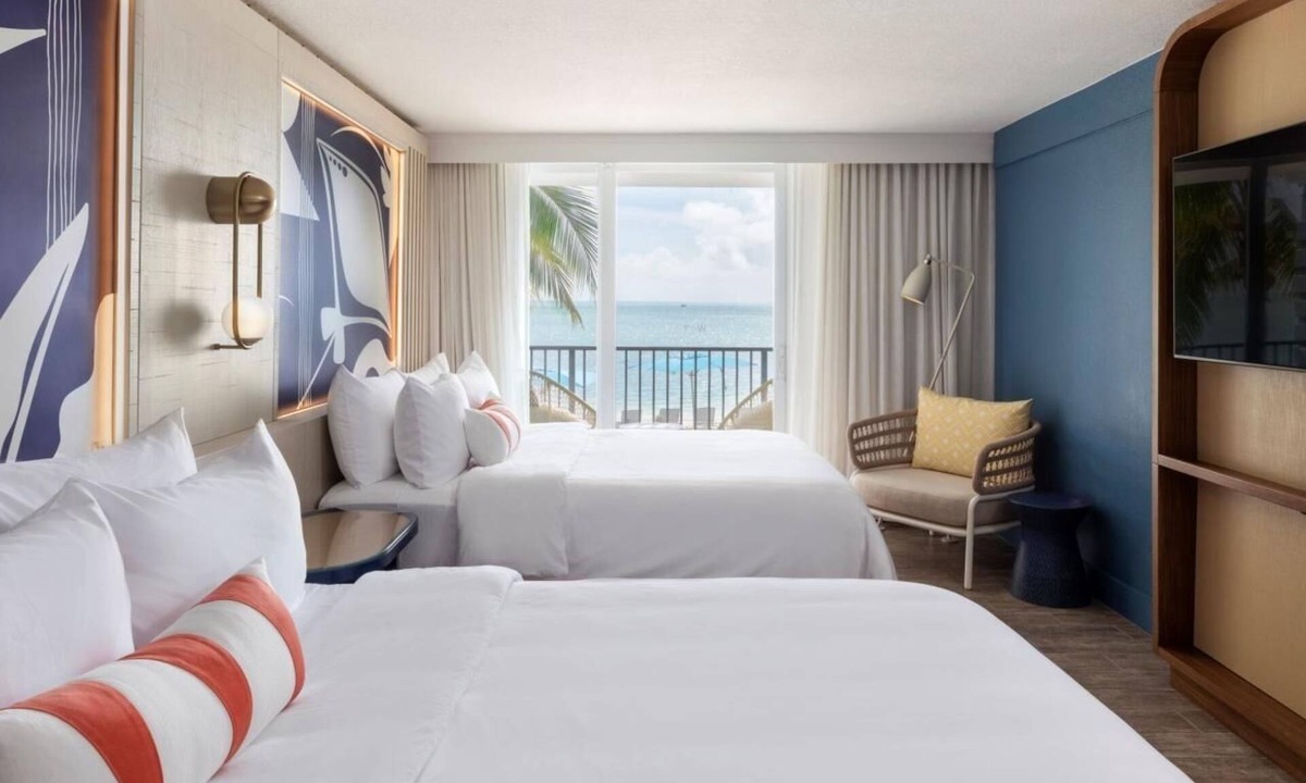 Islamorada Hotel | Waterfront Retreat Perfect Romantic Couple Getaway | Free Parking and Pool
