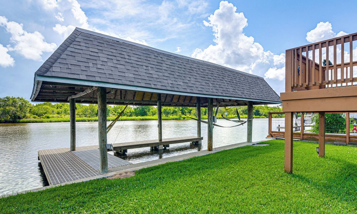 Dickinson Apartment | Waterfront Studio w/Dock, 8 Mi to Kemah Boardwalk