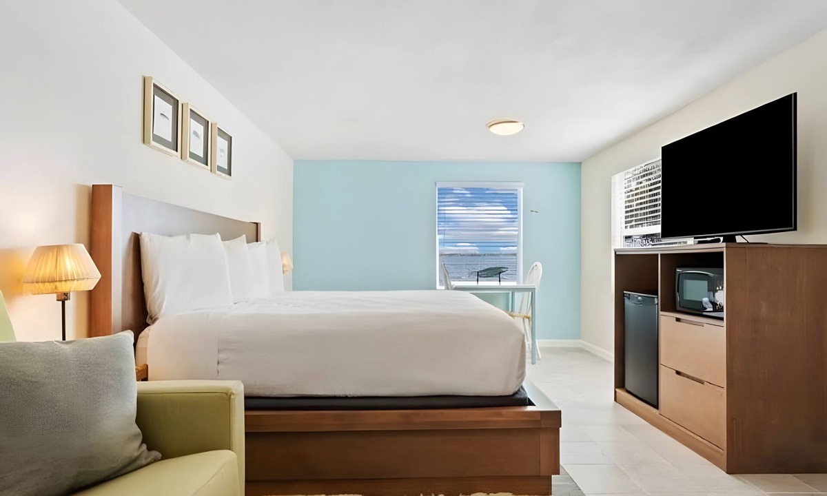 Little Torch Key Hotel | Waterview Stay w/Pool & Private Beach Access | Free Breakfast