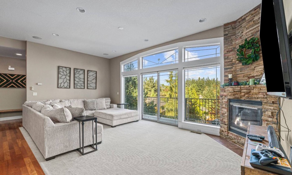 Salem House | Welcome To Your New Favorite Spot! Tree Top Views & Lots Of Room!