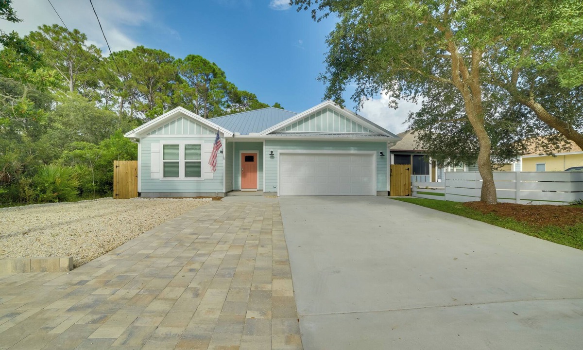 Riviera Beach House | West End Home w/Yard < 1 Mi to Beach Access!