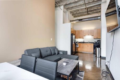 West Loop Apartment | West Loop - City Views With In & Out Parking 2